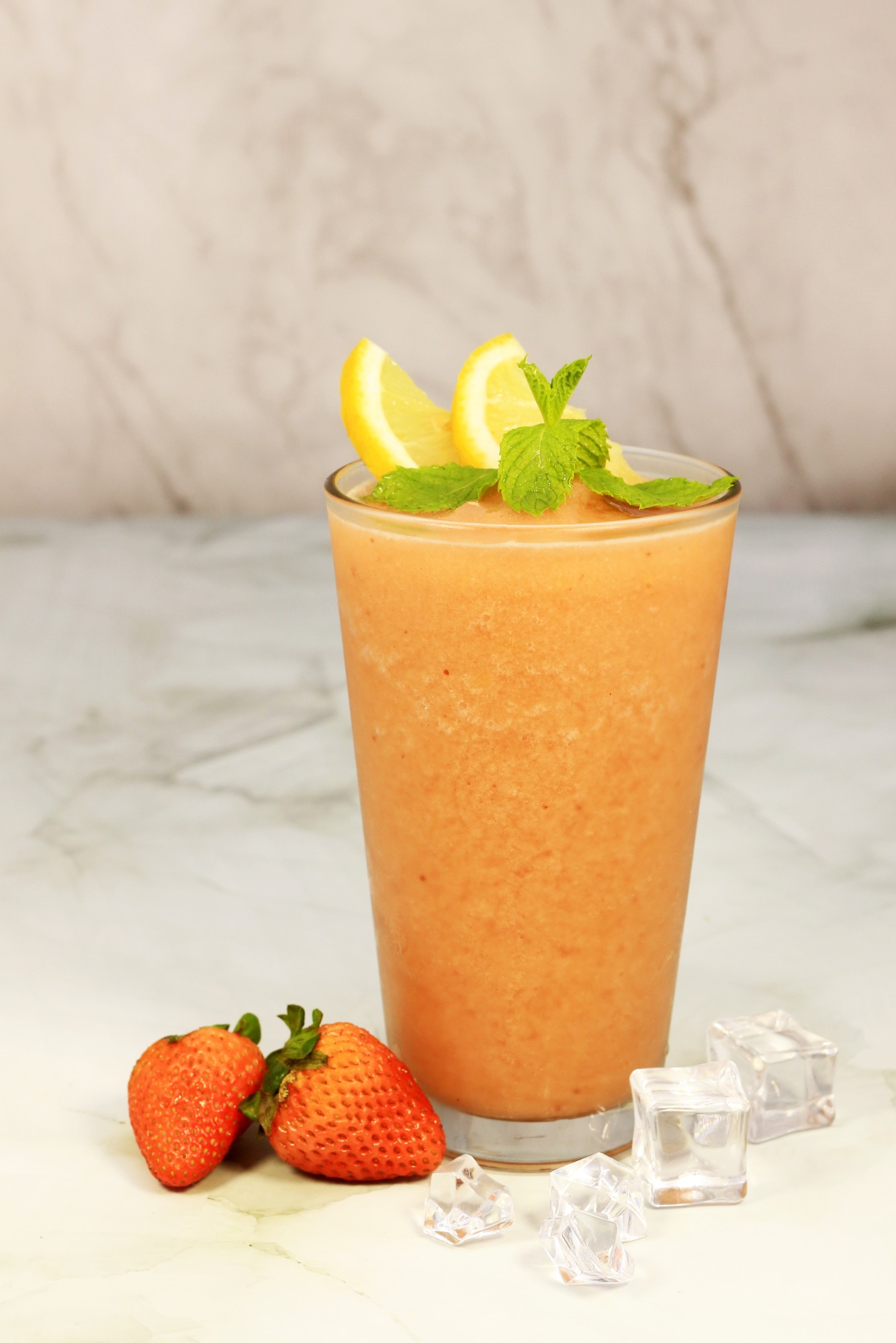 菠蘿草莓四季春思慕雪